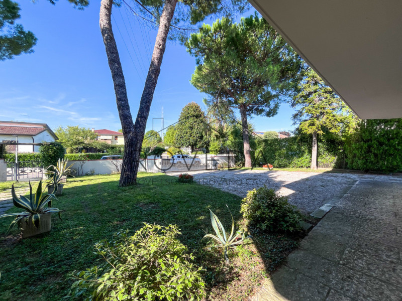 DOSSON DI CASIER

RIFERIMENTO: CR7

L'agenzia Roveda Immobiliare ha il piacere di presentarvi, in...