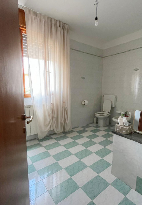 Boara Pisani.
Vendesi abitazione a schiera di testa composta al piano terra da: ingresso/soggiorn...