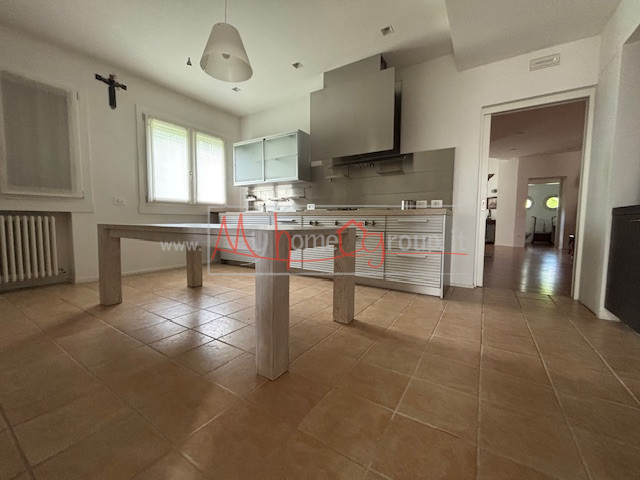 SELVAZZANO - (Rif. AFF645-s) -  AFFITTASI  VILLA CON PARCO - Circondata da un parco di circa 9.00...