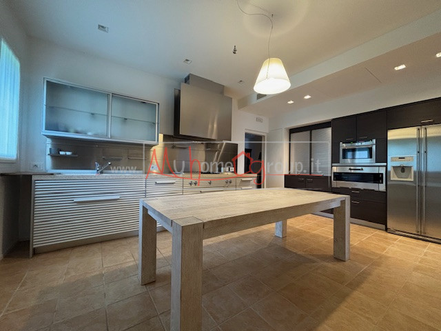 SELVAZZANO - (Rif. AFF645-s) -  AFFITTASI  VILLA CON PARCO - Circondata da un parco di circa 9.00...