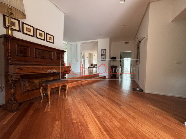 SELVAZZANO - (Rif. AFF645-s) -  AFFITTASI  VILLA CON PARCO - Circondata da un parco di circa 9.00...