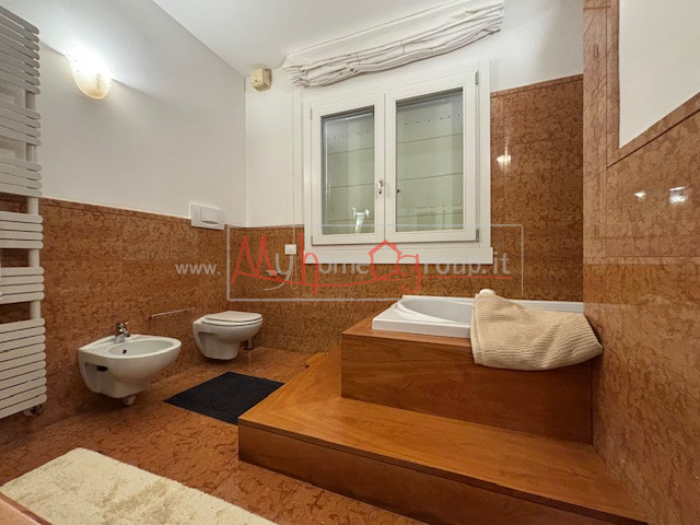 SELVAZZANO - (Rif. AFF645-s) -  AFFITTASI  VILLA CON PARCO - Circondata da un parco di circa 9.00...