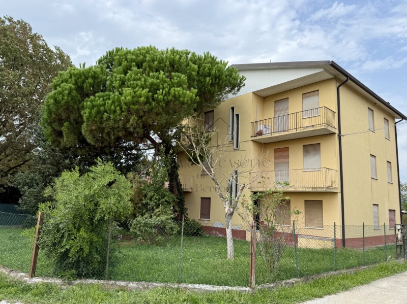 Trilocale ad Este

In tranquillo quartiere residenziale, a due passi dall’Ospedale di Schiavonia,...