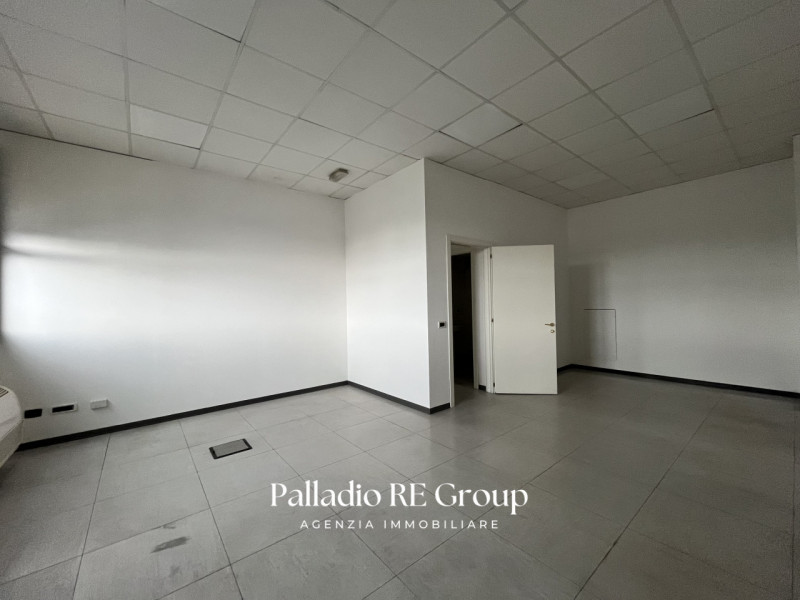 VICENZA - UFFICIO DI 70 MQ CON POSTO AUTO PRIVATO
In piena zona industriale ovest, al piano primo...