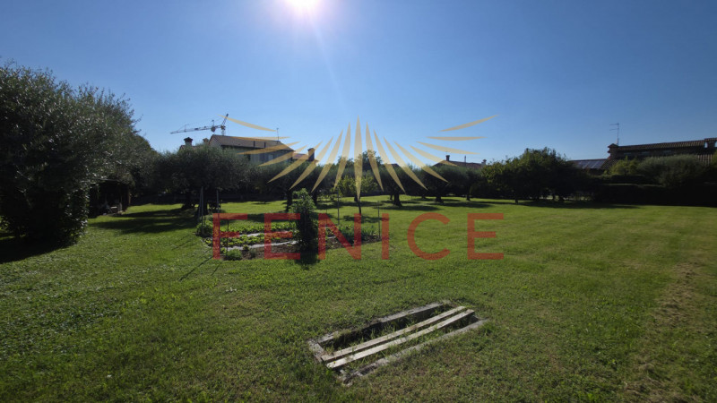 Terreno edificabile ideale per famiglie – 1.680 m², possibilità edificatoria di 415 m²

Sogni un ...