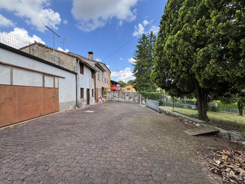 Se stai cercando una casa con tanto potenziale in una zona strategica di Creazzo, questa potrebbe...