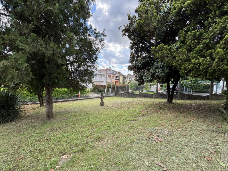 Se stai cercando una casa con tanto potenziale in una zona strategica di Creazzo, questa potrebbe...