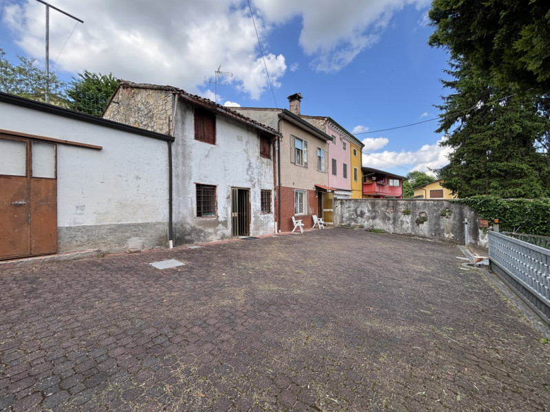 Se stai cercando una casa con tanto potenziale in una zona strategica di Creazzo, questa potrebbe...