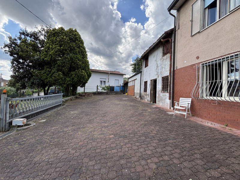 Se stai cercando una casa con tanto potenziale in una zona strategica di Creazzo, questa potrebbe...