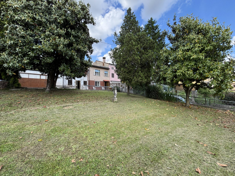 Se stai cercando una casa con tanto potenziale in una zona strategica di Creazzo, questa potrebbe...