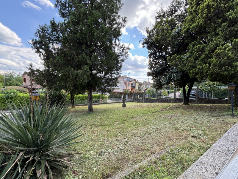 Se stai cercando una casa con tanto potenziale in una zona strategica di Creazzo, questa potrebbe...