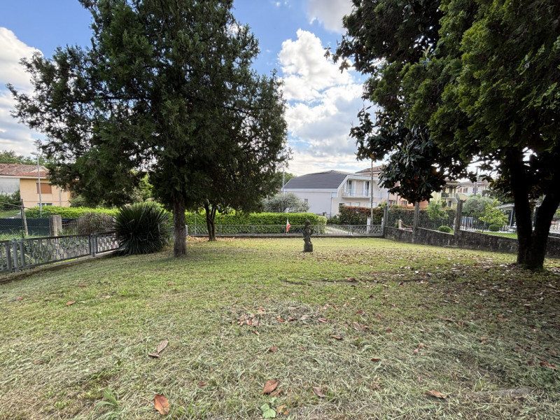 Se stai cercando una casa con tanto potenziale in una zona strategica di Creazzo, questa potrebbe...