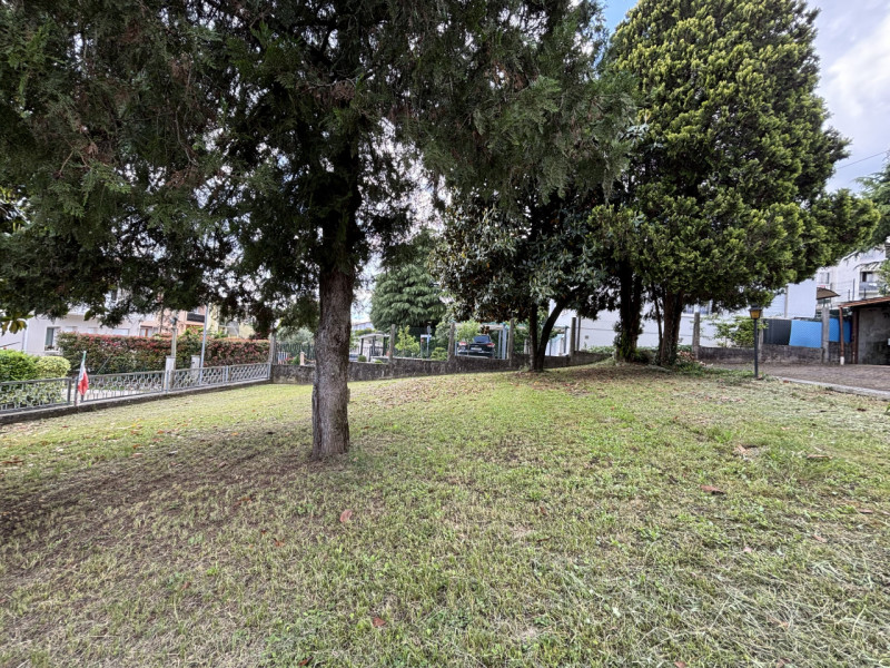 Se stai cercando una casa con tanto potenziale in una zona strategica di Creazzo, questa potrebbe...