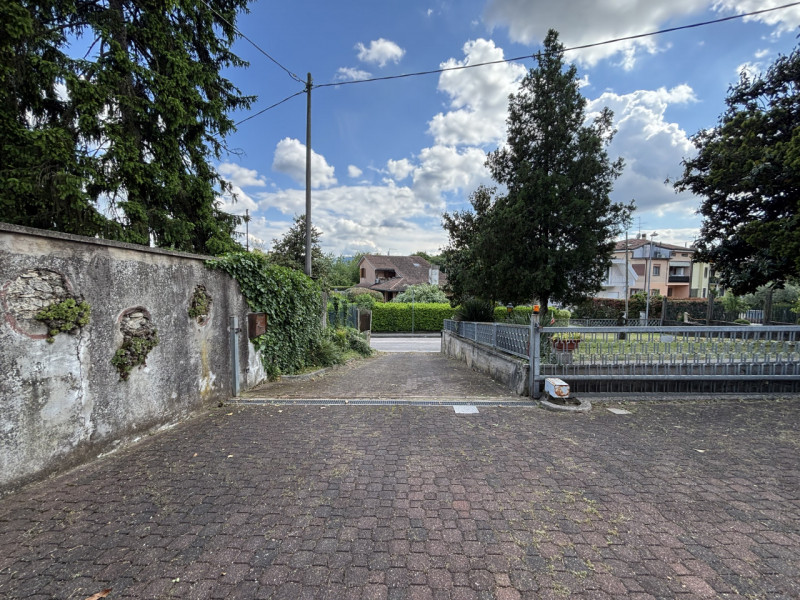 Se stai cercando una casa con tanto potenziale in una zona strategica di Creazzo, questa potrebbe...