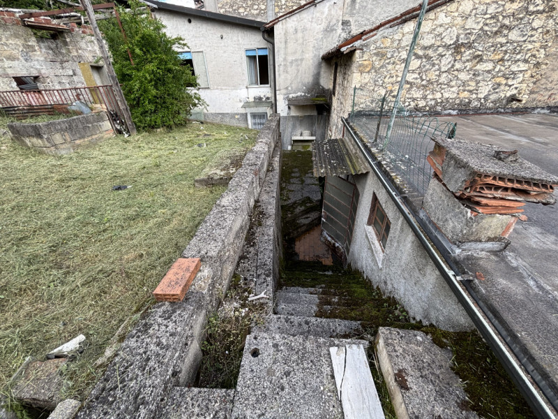 Se stai cercando una casa con tanto potenziale in una zona strategica di Creazzo, questa potrebbe...