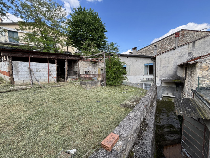 Se stai cercando una casa con tanto potenziale in una zona strategica di Creazzo, questa potrebbe...