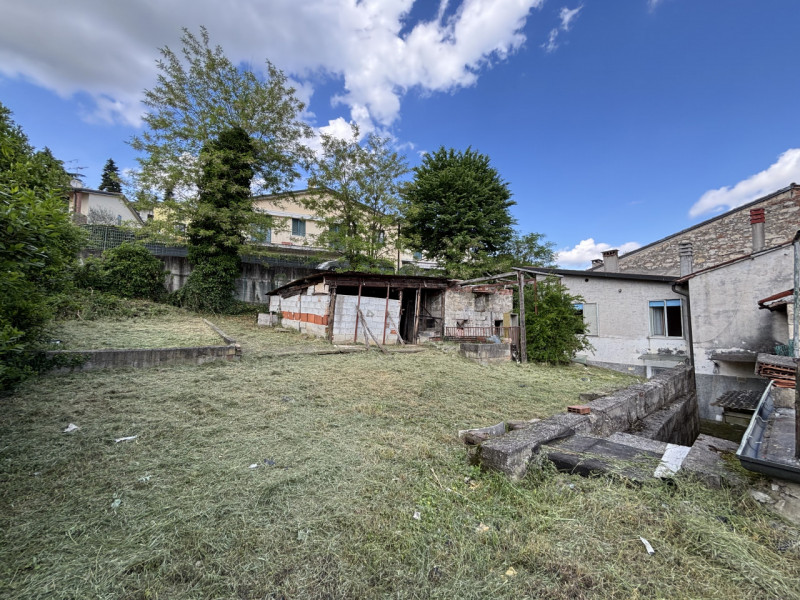 Se stai cercando una casa con tanto potenziale in una zona strategica di Creazzo, questa potrebbe...