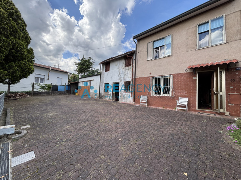 Se stai cercando una casa con tanto potenziale in una zona strategica di Creazzo, questa potrebbe...