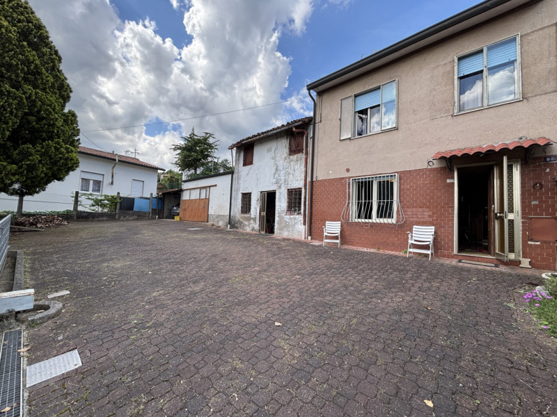 Se stai cercando una casa con tanto potenziale in una zona strategica di Creazzo, questa potrebbe...