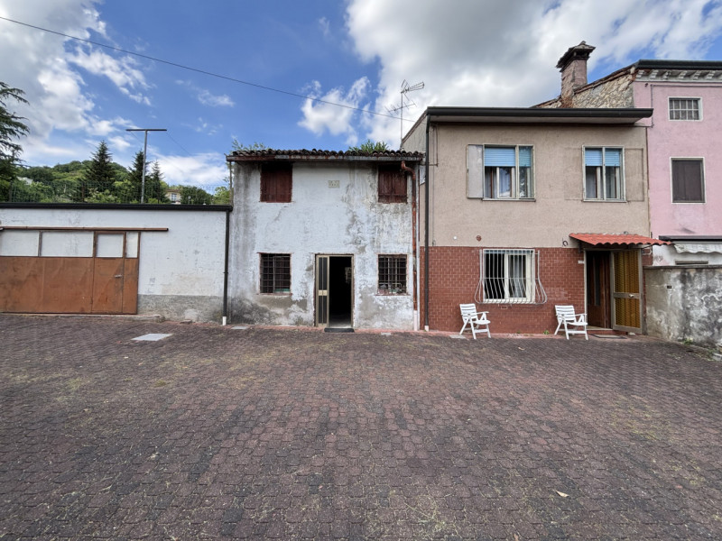 Se stai cercando una casa con tanto potenziale in una zona strategica di Creazzo, questa potrebbe...