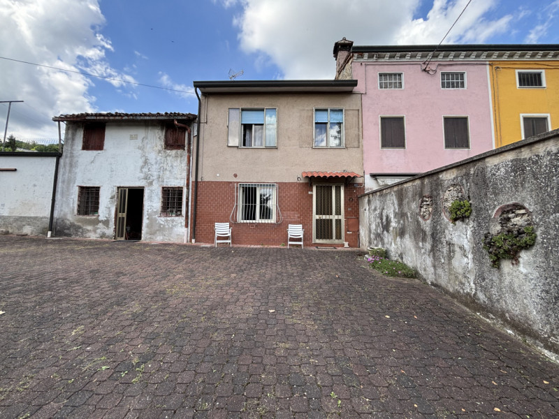 Se stai cercando una casa con tanto potenziale in una zona strategica di Creazzo, questa potrebbe...