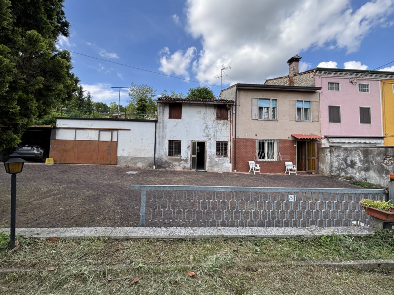 Se stai cercando una casa con tanto potenziale in una zona strategica di Creazzo, questa potrebbe...