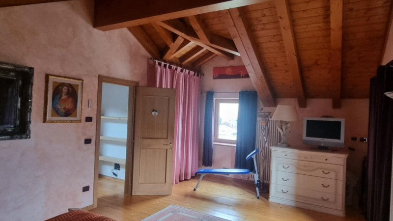 RIF: FR019 ASIAGO - VICENZA Proponiamo in vendita casa singola con giardino disposta su tre livel...