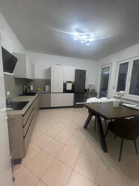 VILLA DEL CONTE in zona tranquilla e comoda ai servizi vendesi appartamento al piano terra in bif...