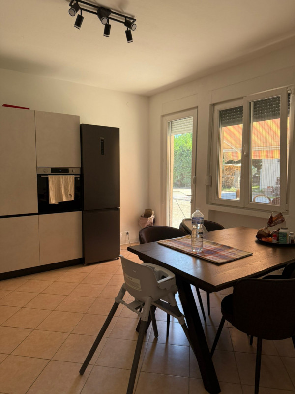 VILLA DEL CONTE in zona tranquilla e comoda ai servizi vendesi appartamento al piano terra in bif...