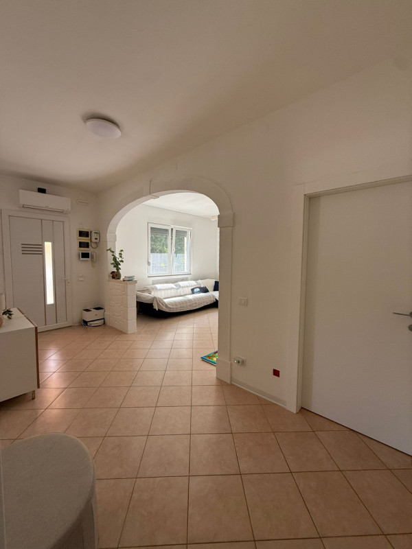 VILLA DEL CONTE in zona tranquilla e comoda ai servizi vendesi appartamento al piano terra in bif...