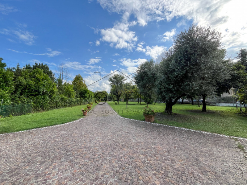 TREVISO - SANTA MARIA DEL ROVERE

RIFERIMENTO: TV26

L’agenzia Roveda Immobiliare ha il piacere d...