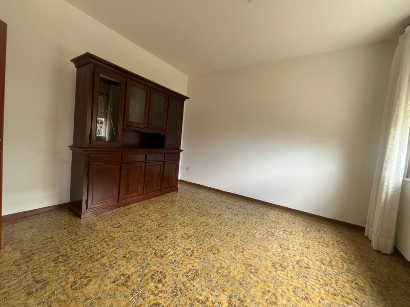 In posizione comoda a tutti i servizi, proponiamo porzione di bifamiliare dalle generose metratur...