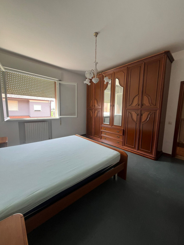 In posizione comoda a tutti i servizi, proponiamo porzione di bifamiliare dalle generose metratur...