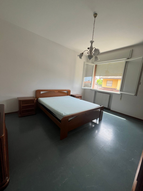 In posizione comoda a tutti i servizi, proponiamo porzione di bifamiliare dalle generose metratur...