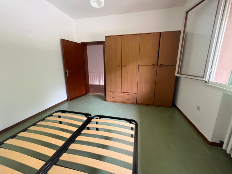 In posizione comoda a tutti i servizi, proponiamo porzione di bifamiliare dalle generose metratur...