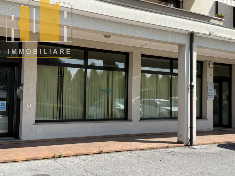 Proponiamo in esclusiva importante Ufficio con due ampie vetrate, due ingressi indipendenti di ge...