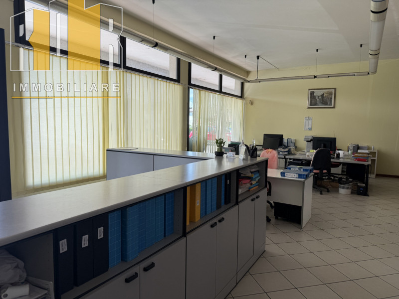 Proponiamo in esclusiva importante Ufficio con due ampie vetrate, due ingressi indipendenti di ge...