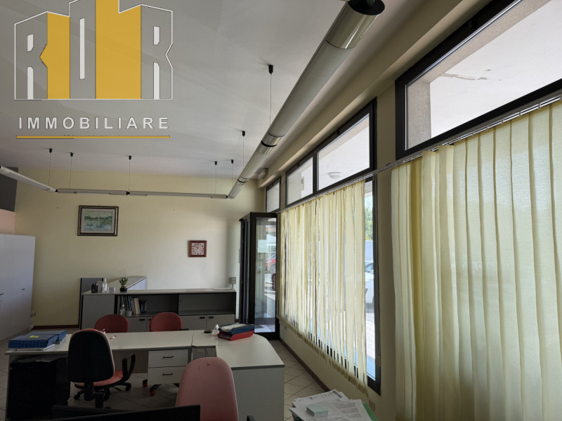 Proponiamo in esclusiva importante Ufficio con due ampie vetrate, due ingressi indipendenti di ge...