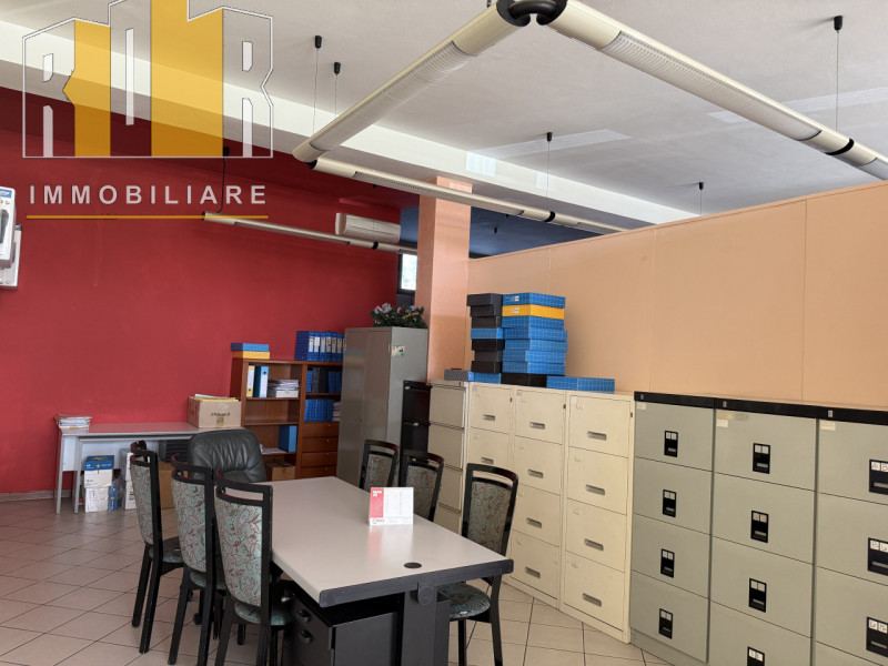 Proponiamo in esclusiva importante Ufficio con due ampie vetrate, due ingressi indipendenti di ge...