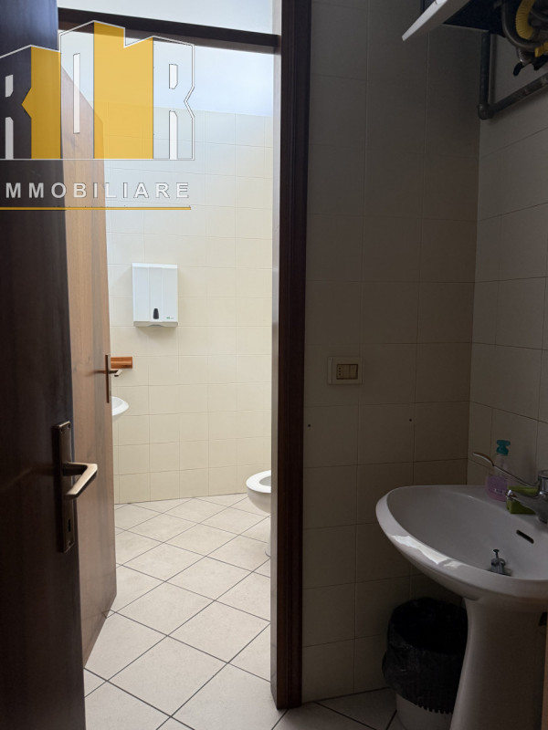 Proponiamo in esclusiva importante Ufficio con due ampie vetrate, due ingressi indipendenti di ge...