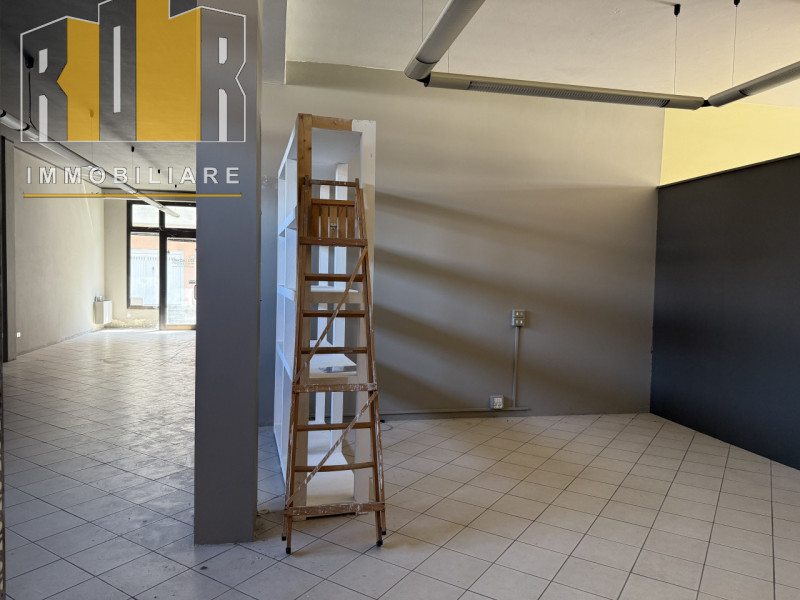 Proponiamo in esclusiva importante Ufficio con due ampie vetrate, due ingressi indipendenti di ge...