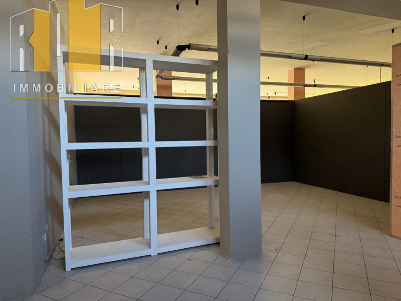 Proponiamo in esclusiva importante Ufficio con due ampie vetrate, due ingressi indipendenti di ge...