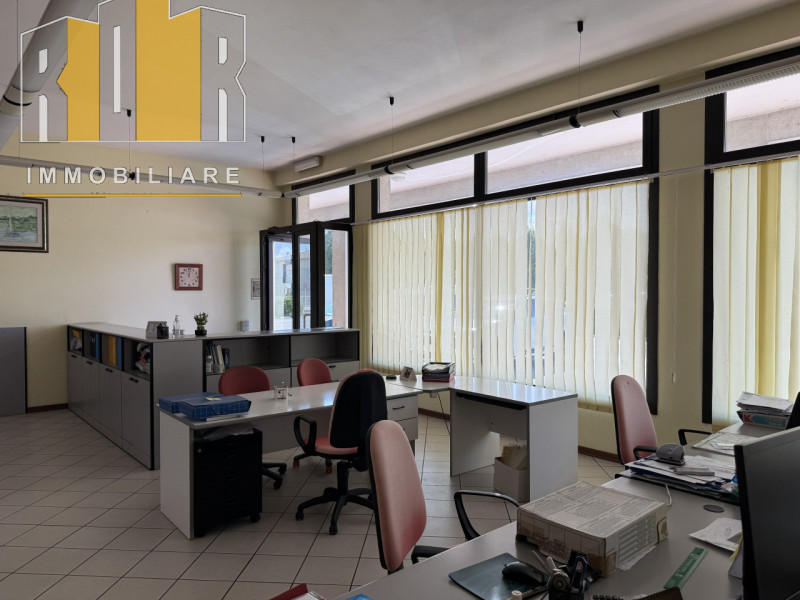 Proponiamo in esclusiva importante Ufficio con due ampie vetrate, due ingressi indipendenti di ge...