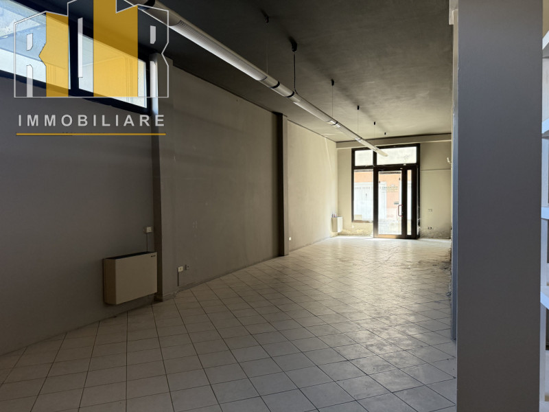 Proponiamo in esclusiva importante Ufficio con due ampie vetrate, due ingressi indipendenti di ge...