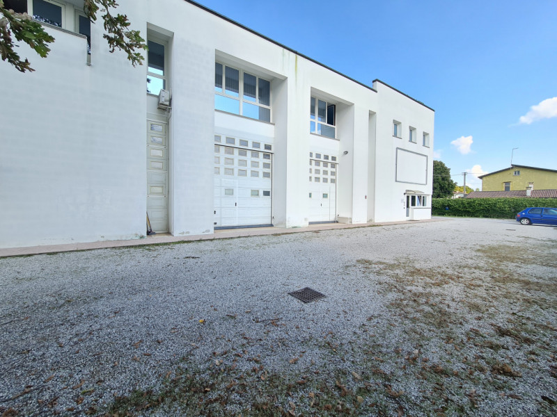 Intero stabile immobiliare con destinazione d'uso direzionale, commerciale, artigianale e residen...