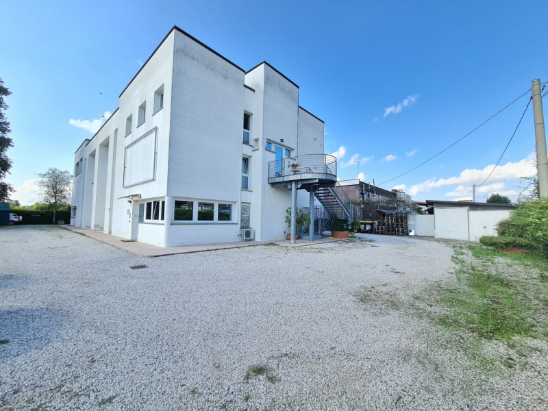 Intero stabile immobiliare con destinazione d'uso direzionale, commerciale, artigianale e residen...