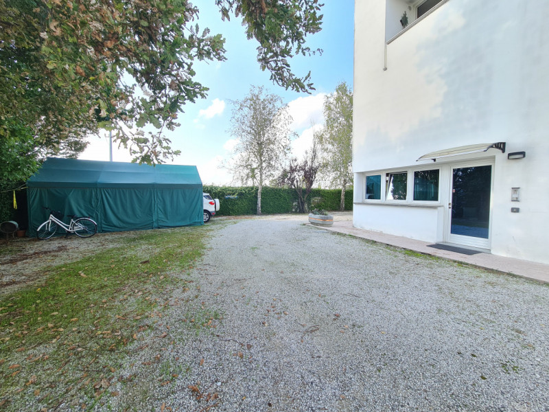 Intero stabile immobiliare con destinazione d'uso direzionale, commerciale, artigianale e residen...