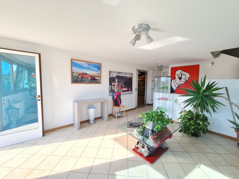 Intero stabile immobiliare con destinazione d'uso direzionale, commerciale, artigianale e residen...