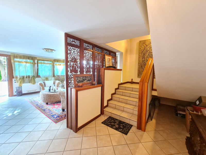 Intero stabile immobiliare con destinazione d'uso direzionale, commerciale, artigianale e residen...