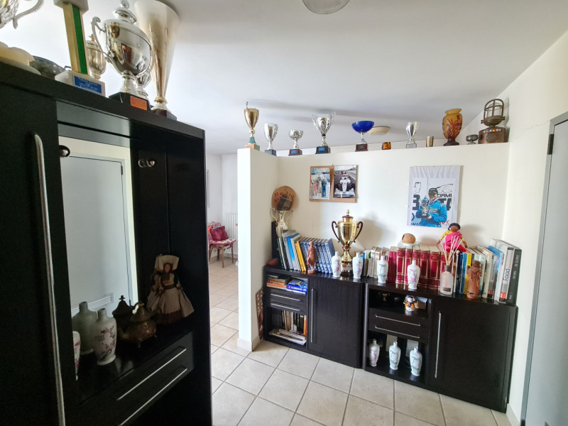 Intero stabile immobiliare con destinazione d'uso direzionale, commerciale, artigianale e residen...